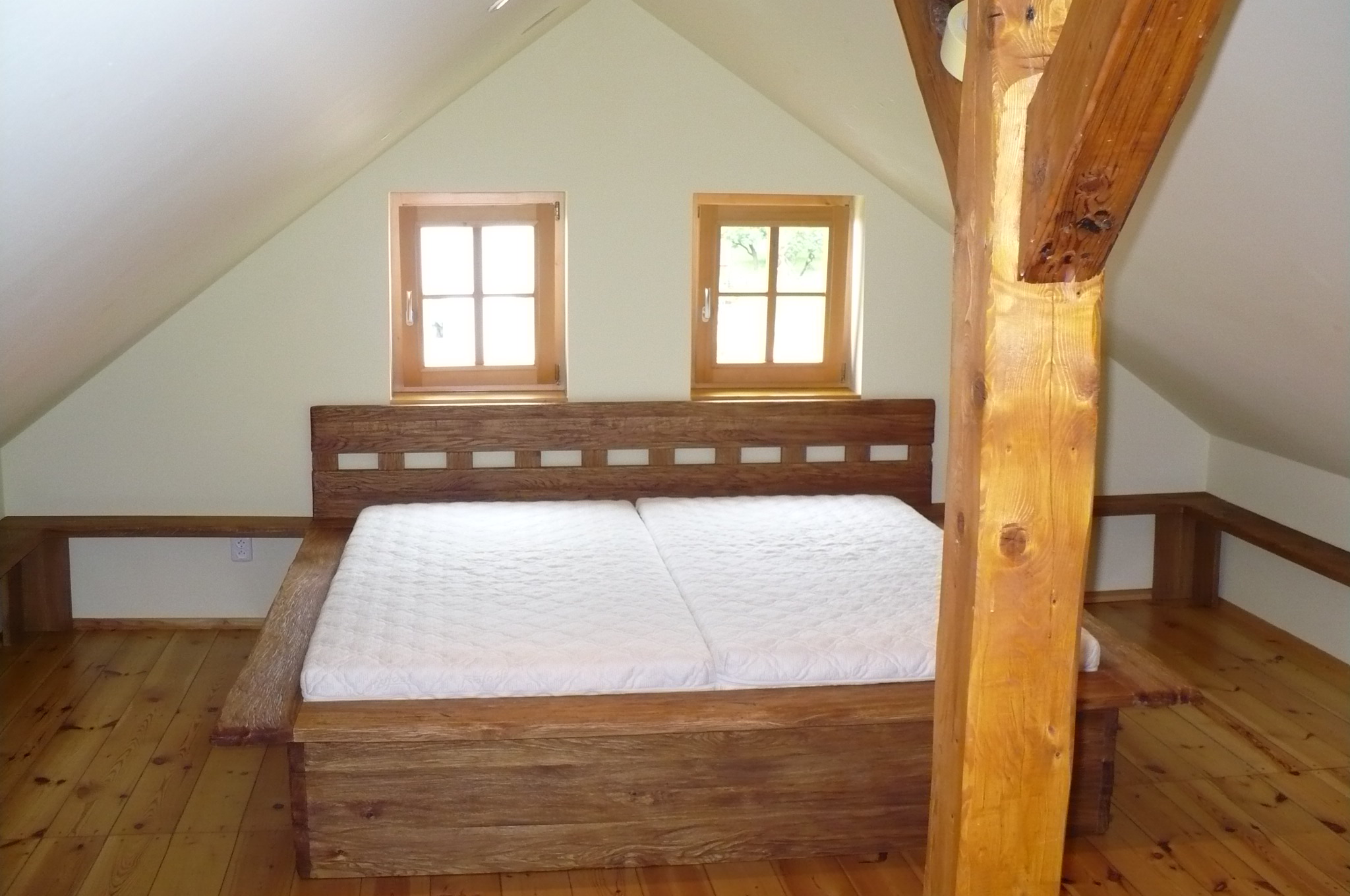 Postel – drásané dřevo